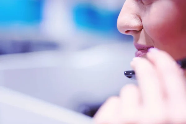 Joven Sonriente Operadora Centro Llamadas Haciendo Trabajo Con Auricular —  Fotos de Stock