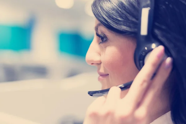 Jovem Sorrindo Operador Call Center Feminino Fazendo Seu Trabalho Com — Fotografia de Stock