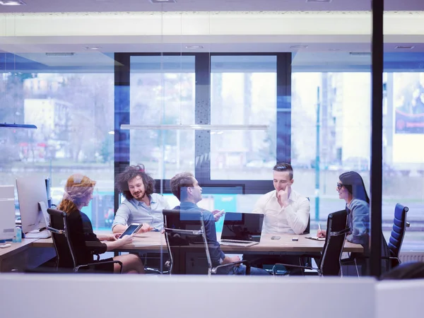 Groupe Jeunes Gens Affaires Discutant Plan Affaires Immeuble Bureaux Démarrage — Photo