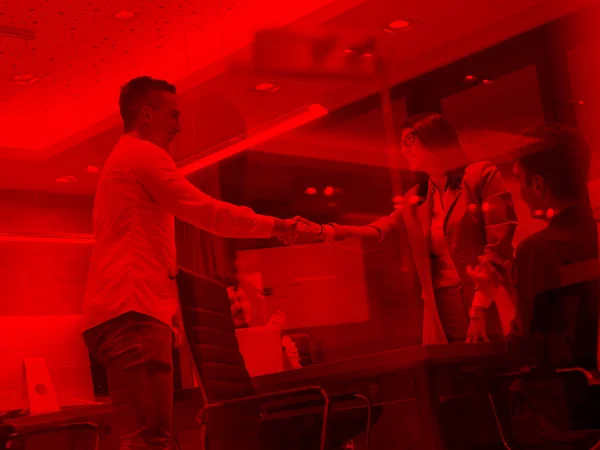 Бізнес Партнер Shake Hands Meetinig Сучасному Офісному Будинку — стокове фото