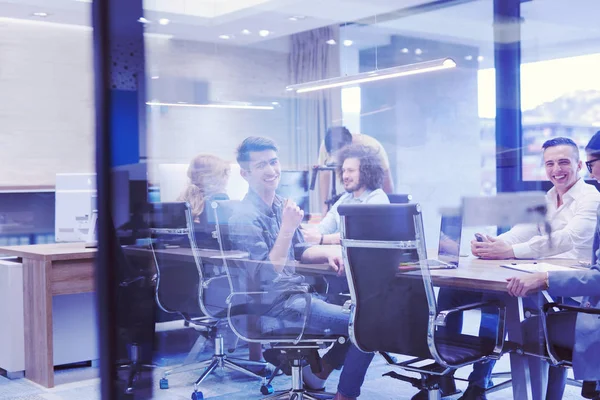 Groep Van Jonge Zakenmensen Bespreekt Businessplan Bij Modern Startup Kantoorgebouw — Stockfoto