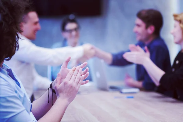 Üzleti Partner Shake Hands Meetinig Modern Irodaházban — Stock Fotó