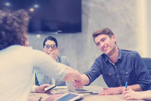 Partenaire Affaires Shake Hands Meetinig Dans Immeuble Bureaux Moderne — Photo