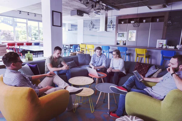 Grupo Jovens Escritório Moderno Tem Reunião Equipe Brainstorming Enquanto Trabalha — Fotografia de Stock