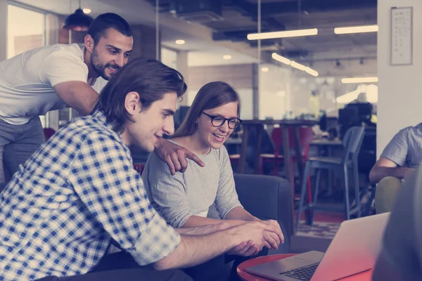 Gruppe Junger Leute Modernen Büro Hat Teambesprechung Und Brainstorming Während — Stockfoto