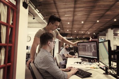 başlangıçtaki iş adamları grubu sorunlara çözüm bulmak için takım olarak çalışıyor