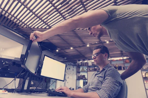 Start Gruppe Von Geschäftsleuten Arbeitet Als Team Lösung Für Das — Stockfoto