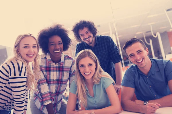 Equipe Negócios Inicialização Multiétnica Reunião Moderno Escritório Brilhante Brainstorming Interior — Fotografia de Stock