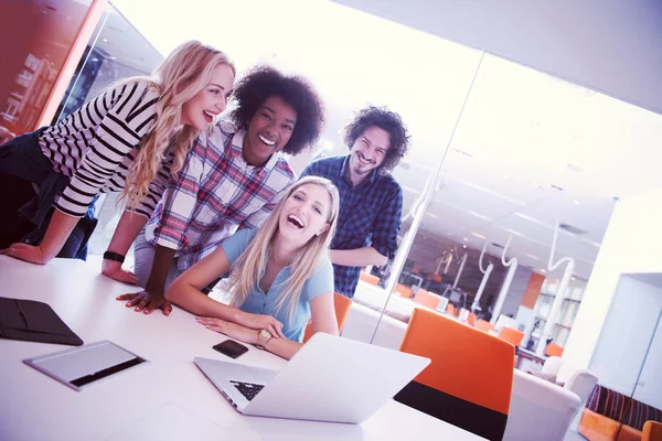 Équipe Affaires Démarrage Multiethnique Sur Réunion Dans Bureau Lumineux Moderne — Photo