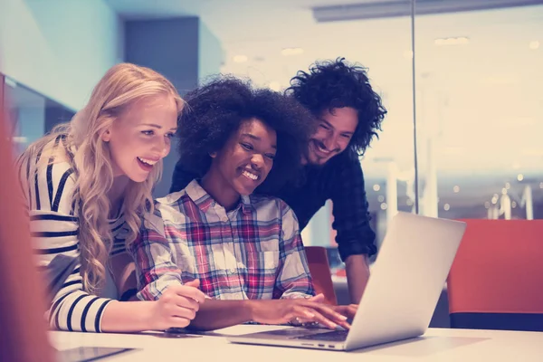 Equipe Negócios Inicialização Multiétnica Reunião Moderno Escritório Brilhante Brainstorming Interior — Fotografia de Stock