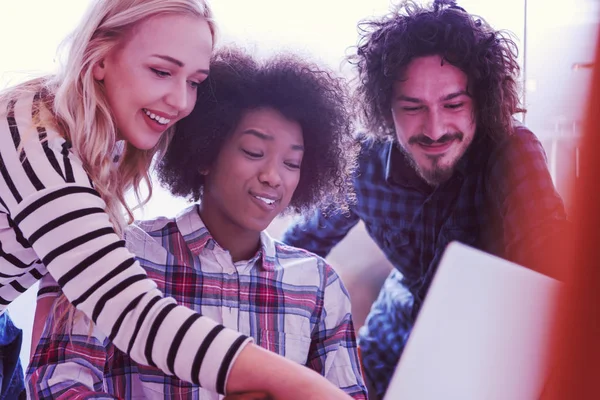 Equipo Negocios Inicio Multiétnico Reunión Interior Oficina Brillante Moderna Lluvia — Foto de Stock