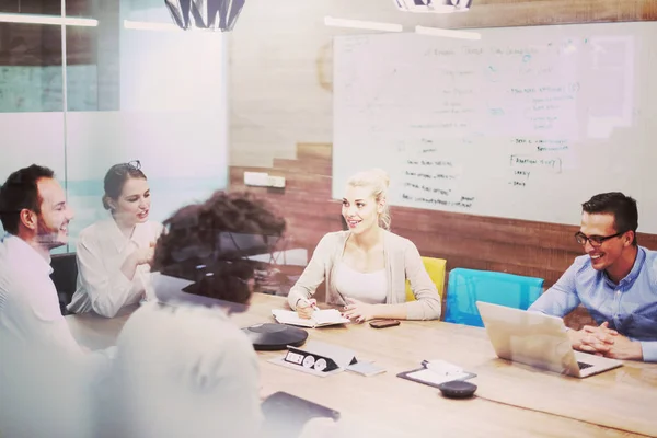 Grupo Jóvenes Empresarios Discutiendo Plan Negocios Moderno Edificio Oficinas Startups —  Fotos de Stock