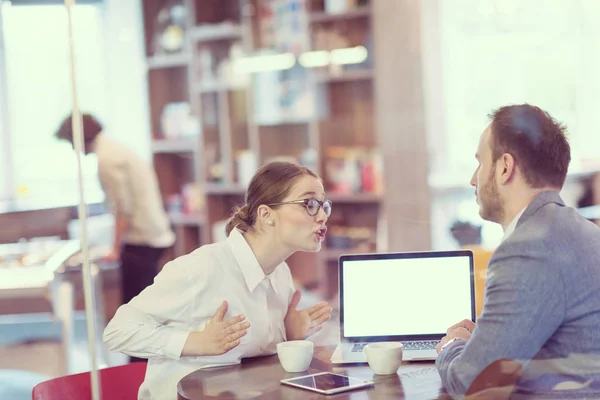 Startup Zakenmensen Met Behulp Van Laptop Voor Bereiden Volgende Vergadering — Stockfoto