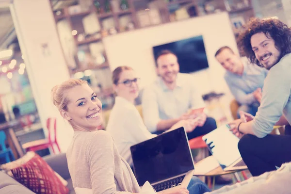 Grupo Jóvenes Empresarios Discutiendo Plan Negocios Moderno Edificio Oficinas Startups — Foto de Stock