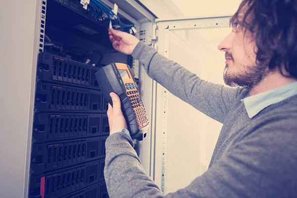 Joven Técnico Que Utiliza Analizador Cable Digital Servidor Gran Centro — Foto de Stock