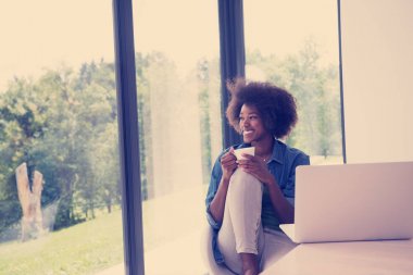 Oturma odasında Afrikalı-Amerikalı kadın