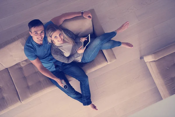 Youg couple in living room with tablet top view — Stock Photo, Image