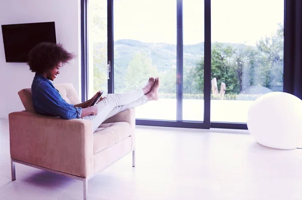 Mujer afroamericana en casa con tableta digital —  Fotos de Stock