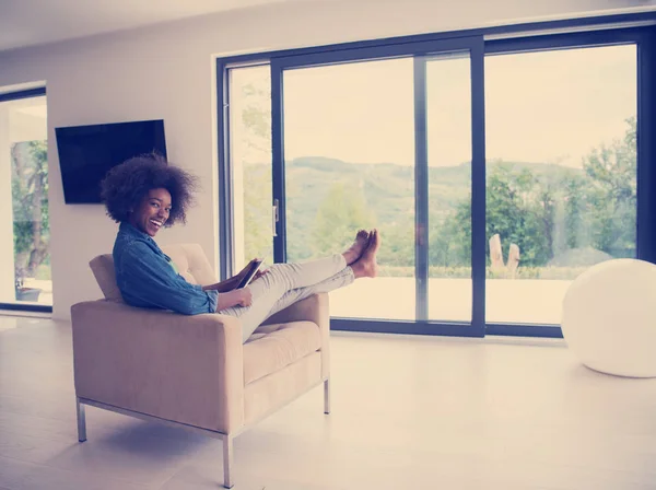 Mujer afroamericana en casa con tableta digital —  Fotos de Stock