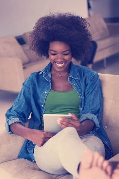 Αφρικανική αμερικανική γυναίκα στο σπίτι με ψηφιακό tablet — Φωτογραφία Αρχείου
