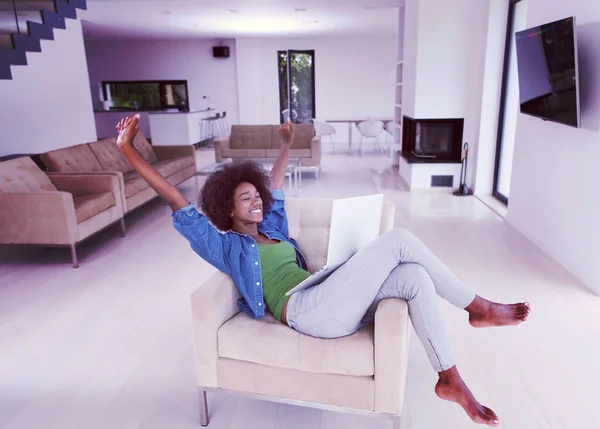 Femmes afro-américaines à la maison dans la chaise à l'aide d'un ordinateur portable — Photo