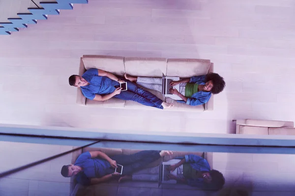 Joven pareja multiétnica se relaja en la sala de estar vista superior —  Fotos de Stock