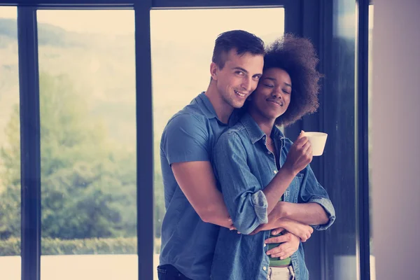 Romantique heureux jeune couple se détendre à la maison moderne à l'intérieur — Photo