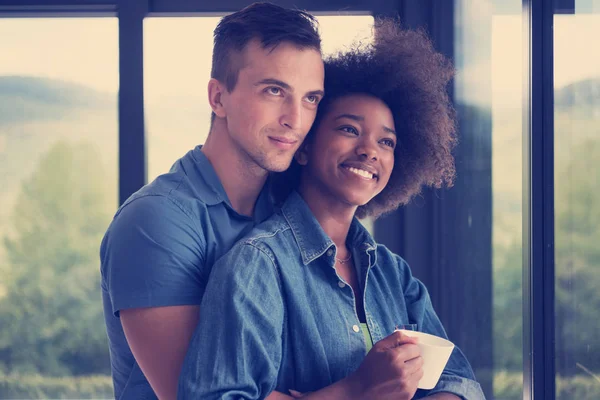 Romantique heureux jeune couple se détendre à la maison moderne à l'intérieur — Photo