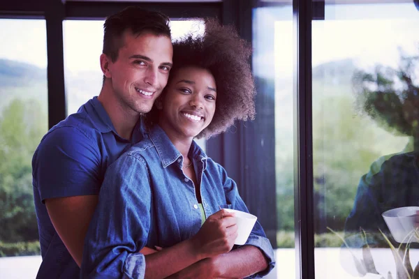 Romantique heureux jeune couple se détendre à la maison moderne à l'intérieur — Photo