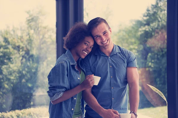 Romantisches glückliches junges Paar entspannen in modernem Haus drinnen — Stockfoto