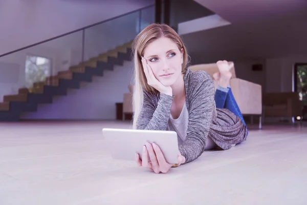 Genç kadın tablet bilgisayar yere kullanılır. — Stok fotoğraf