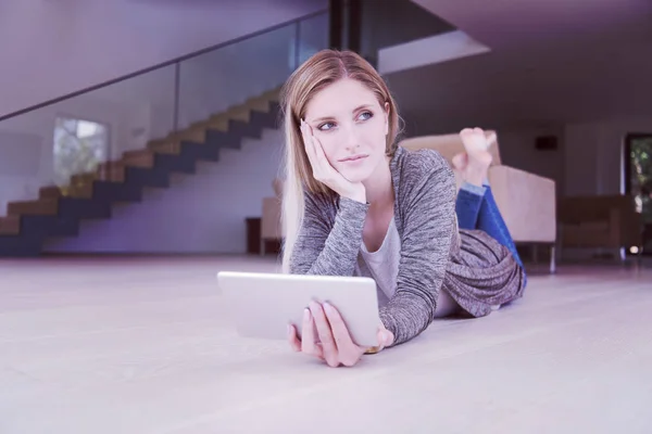 Mujeres jóvenes utilizan tableta en el suelo — Foto de Stock