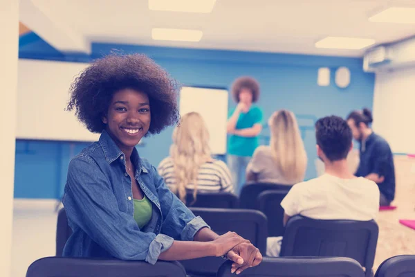 Porträt informelle afrikanisch-amerikanische Geschäftsfrau — Stockfoto