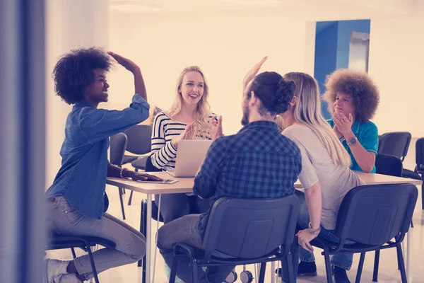 Equipo empresarial multiétnico de startups en la reunión — Foto de Stock