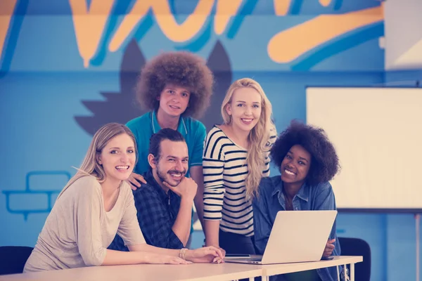 Equipo empresarial multiétnico de startups en la reunión — Foto de Stock