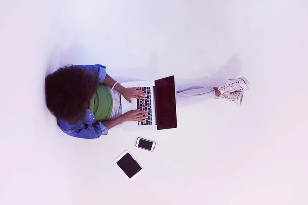 Mujer afroamericana sentada en el piso con vista superior portátil — Foto de Stock