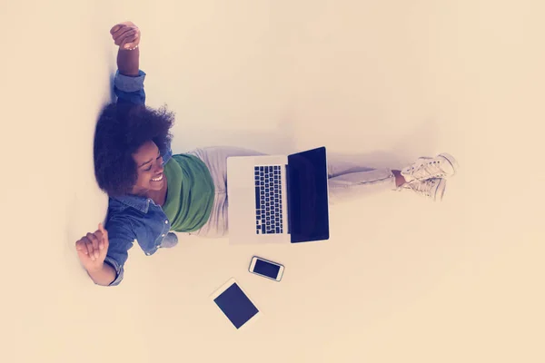 African american woman sitting on floor with laptop top view — Stock Photo, Image