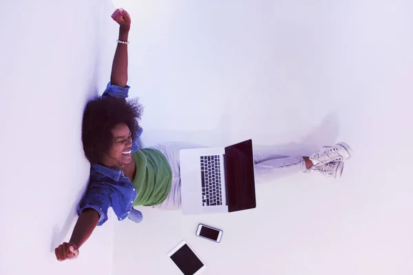 Жінка сидить на підлозі з ноутбуком вид зверху — стокове фото