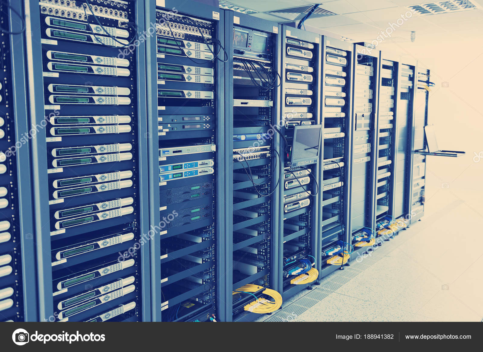 Serveur Pictures Serveur Stock Photos Images Depositphotos Serveur Pictures Serveur Stock Photos Images Depositphotos
