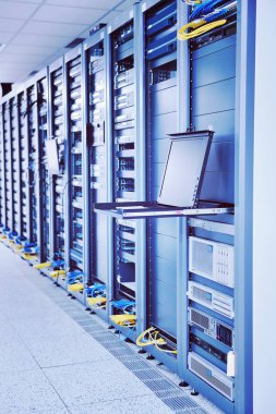Dijital TV IP iletişimi ve interneti için bilgisayarları olan ağ sunucu odası