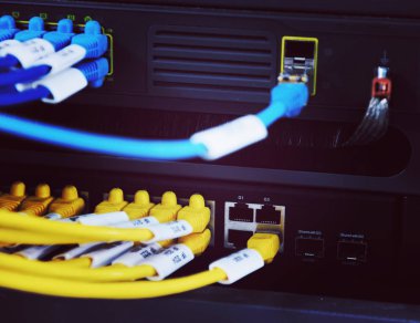 Dijital TV IP iletişimi ve interneti için bilgisayarları olan ağ sunucu odası