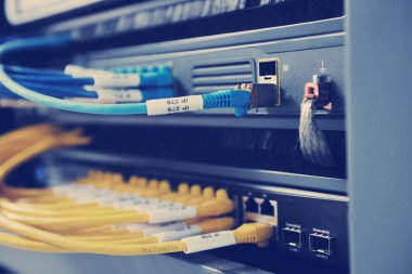 Dijital TV IP iletişimi ve interneti için bilgisayarları olan ağ sunucu odası