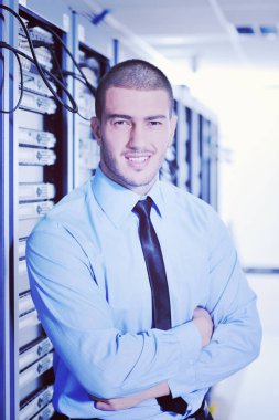 Genç yakışıklı iş adamı veritabanı sunucu odasında.