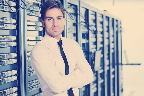 Junger Gutaussehender Geschäftsmann Generiert Rechenzentrum Serverraum — Stockfoto
