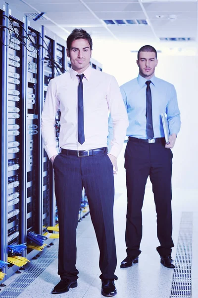 Groep Van Jonge Zakenmensen Het Ingenieur Netwerk Server Room Oplossen — Stockfoto