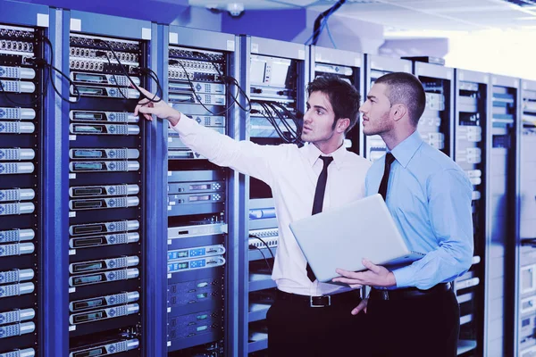 Gruppe Junger Geschäftsleute Ingenieure Netzwerk Serverraum Lösen Probleme Und Geben — Stockfoto