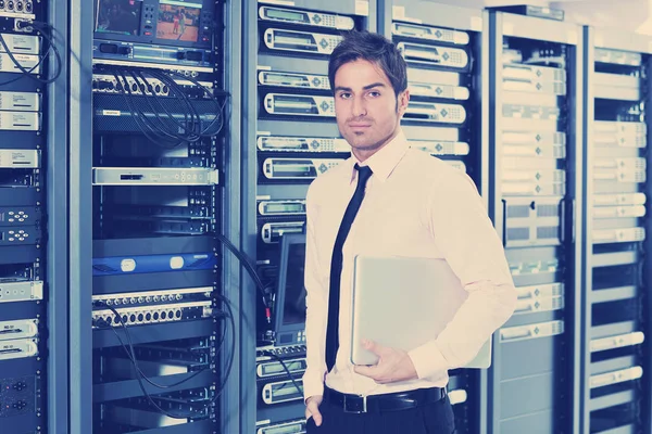 若いエンジニアビジネスマンと薄い現代のアルミニウムラップトップネットワークサーバールーム — ストック写真
