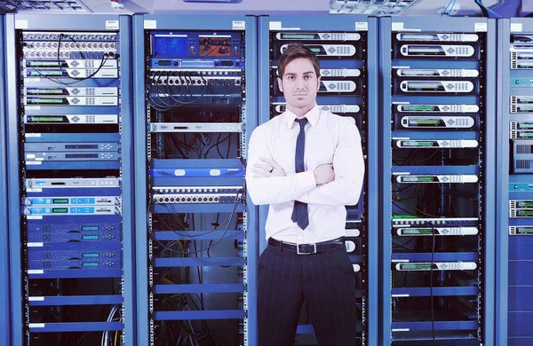 Jeune Homme Affaires Beau Engeneer Dans Salle Serveur Datacenter — Photo