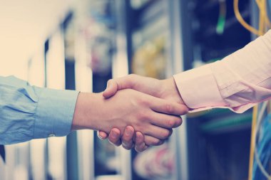 bir grup genç iş adamı ağ sunucu odasında mühendislik yapıyor sorunları çözüyorlar ve yardım ve destek veriyorlar