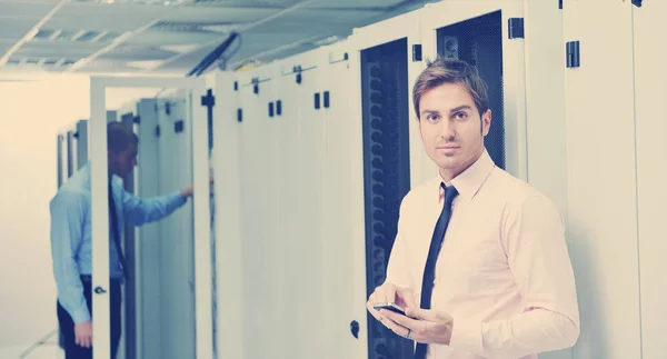 Junger Geschäftsmann Informatik Ingenieur Telefoniert Netzwerk Rechenzentrum Serverraum Und Bittet — Stockfoto